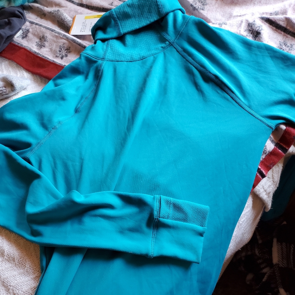 Medium womens UA jogging shirt